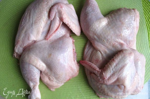 Если у вас целая курица, то ее нужно разделать и отделить от костей филе грудок и мякоть бедер. Можно приобрести отдельно куриное филе и бедра.