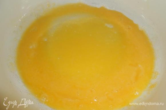Разделить яйца на белки и желтки. Желтки растереть с сахаром, влить молоко. Добавить растопленное сливочное масло. Перемешать.