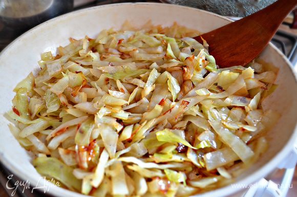 Потушить капусту на растительном масле до мягкости, приправить солью и перцем.