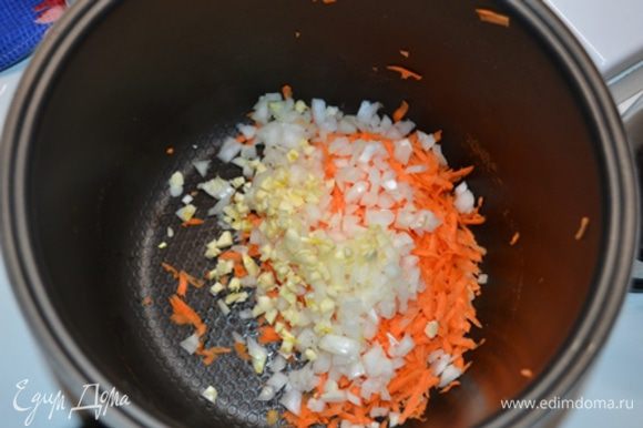 Морковь натереть на терке, лук мелко порезать. В мультиварке установить режим "Жарка", время 15 минут. Лук и морковь жарить в растительном масле 5 минут, далее добавляем остальные ингредиенты.