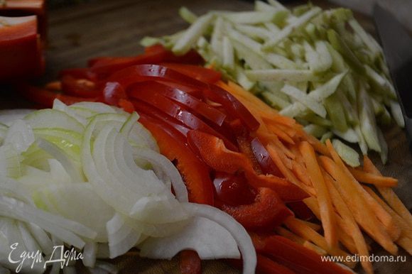 Готовим начинку: болгарский перец и морковь нарезать соломкой. Баклажан очистить от кожуры и также нарезать соломкой, лук полукольцами.