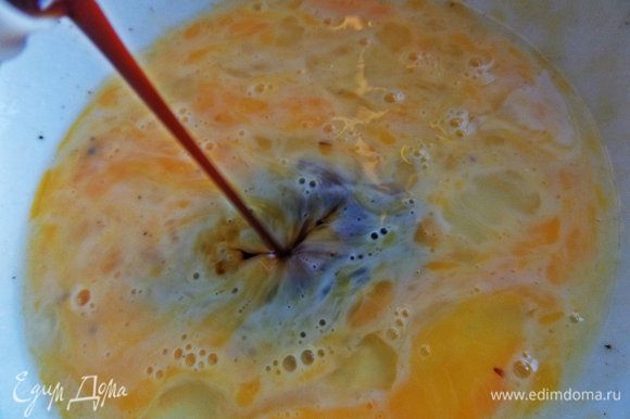 Во взбитое яйцо вливаем соевый соус.