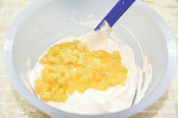 Осторожно смешать сливки с йогуртом и порезанными кусочками манго.