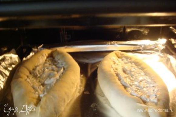 В середину каждой лодочки выложить 1/2 часть мягкого домашнего сыра. Поставить на расстойку на 15-20 минут в теплую духовку и потом только выпекаем при 170 гр. минут 15-20.