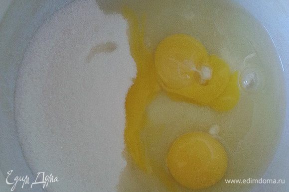 Яйца взбить с сахаром, добавить лимонный сок. По желанию количество сахара можно увеличить, как я для своих сластен.
