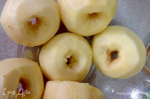 Очистить яблоки и удалить сердцевину. Разрезать яблоки пополам и сразу полить лимонным соком, чтобы не потемнели.