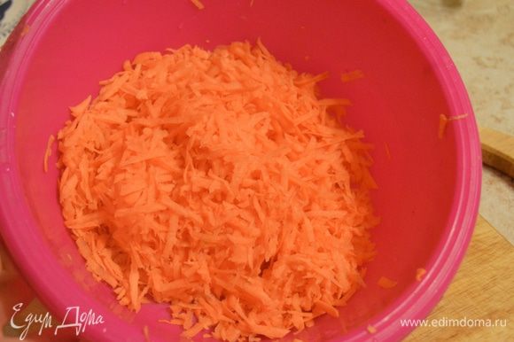 Очищенную морковь натираем на крупной терке.