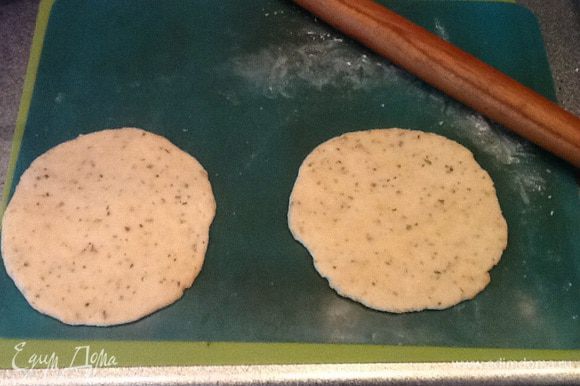 Вымешиваем тесто до однородности, делим на два кусочка и раскатываем основы для пиццы приблизительно 13 см диаметром.