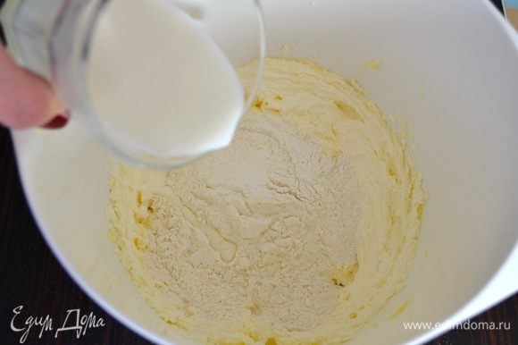 Добавить смесь сухих ингредиентов и молоко и замесить тесто (сменив насадки на электромиксере или тщательно размешав ложкой).