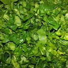 Шпинат помыть, обсушить и нарезать.