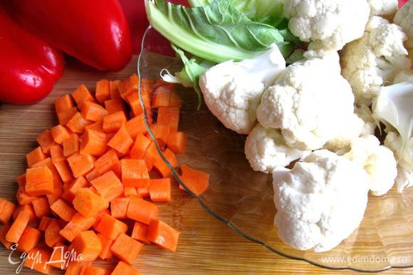 Овощи помыть. Морковь , лук порезать крупным кубиком, каждый овощ положить в отдельную посуду. Капусту разобрать на соцветия.