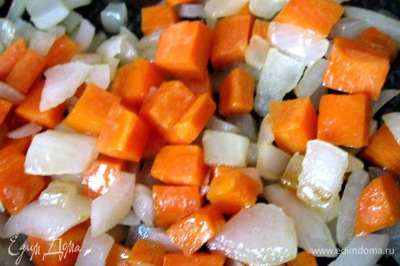 Цветную капусту отварить (3 минуты), откинуть на сито. Разогреть сковороду с маслом (горчичное, кунжутное, арахисовое, миндальное), обжарить лук (1-2 минуты). Добавить морковь и готовить 5 минут, помешивая.