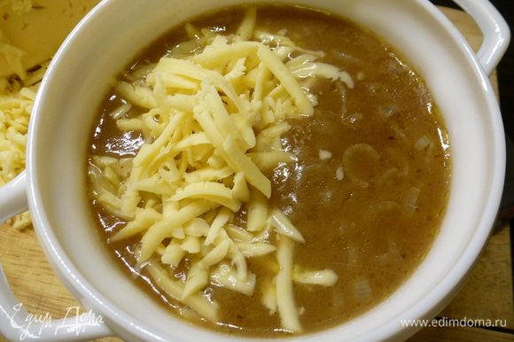Готовый суп горячим раскладываем по тарелкам, посыпаем тертым сыром ( по 50 грамм на порцию) и подаем на стол. Приятного аппетита!