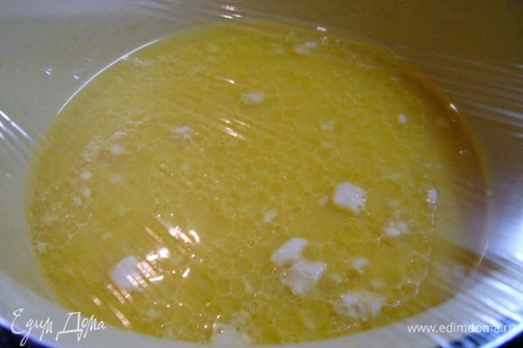Апельсиновый сок подогреть до теплого состояния. В тесто я использовала сок из коробки, в глазурь – свежевыжатый. В миске соединить теплый апельсиновый сок, растворить в нем сахар, добавить оливковое масло (2 ст. л.), распустить дрожжи. Накрыть емкость пищевой пленкой и оставить на 10 мин.