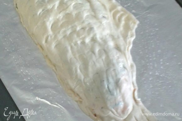 Делаем форму рыбки, ложкой продавливаем тесто в форме чешуи, а также делаем насколько отверстий, чтобы мог выходить пар. Сверху нашу рыбку смажем растительным маслом.