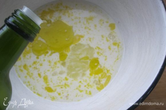 Влить оливковое масло, тщательно перемешать.