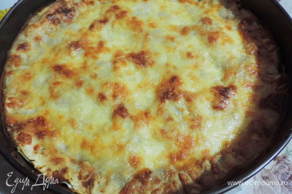Запекаем лазанью в разогретой до 180-190 градусов духовке на 30-35 минут. Следите, чтобы сыр не сгорел.