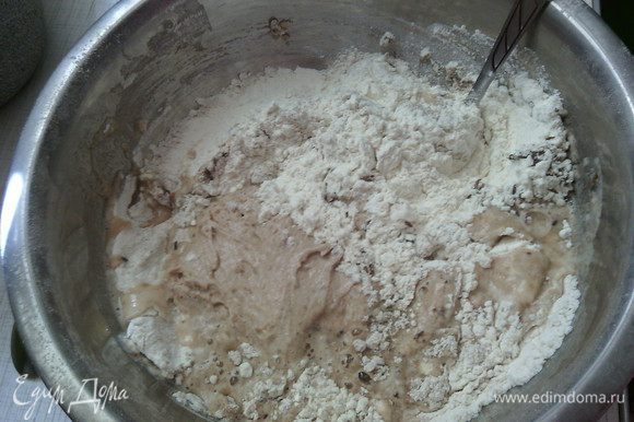 Тесто: Вареный картофель почистить от шкурки и размять в пюре. В миску просеять три вида муки, добавить соль, дрожжи, тмин и гвоздику - перемешать. В воду добавить уксус и мед, размешать. К муке влить водичку, добавить пюре и опару - всё тщательно перемешать, затем влить масло и замесить тесто. Месить не менее 10 минут.