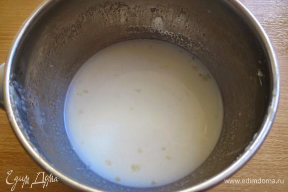 В маленькой кастрюлю нагреть молоко и распустить желатин, он должен раствориться полностью. Смесь до кипения не доводим.