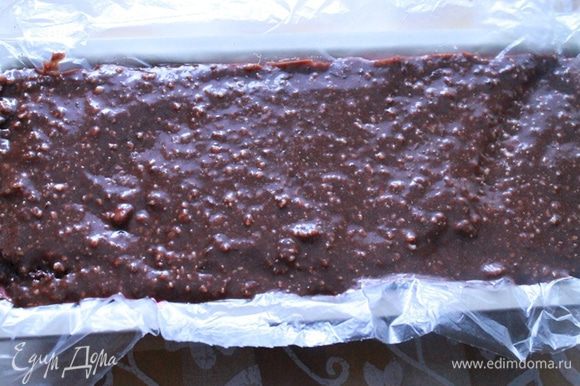 Растопить 100 грамм шоколада, добавить сироп, молоко, измельченные орехи. Все перемешать и ровным слоем распределить по торту. Убрать в холод на час - полтора, опять же, чтобы шоколад застыл.