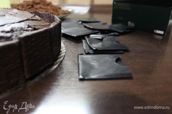 Я украсила бока торта шоколадно-мятными пластинками (можно просто кусочками шоколада или шоколадной лентой). Если ганаш застыл к моменту "приклеивания" декора, то можно подтопить его раскаленным на огне ножом/ложкой.