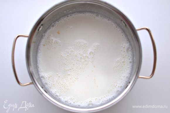 Ванильно-молочное желе: Желатин распустить в 50 мл молока. Остальное молоко (450 мл) слегка прогреть, добавить сахар (120 г), ваниль (1 г). Хорошо размешать, до полного растворения сахара. Добавить распущенный желатин (15 г). Смешать. Дать остыть.