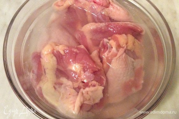 Куриное бедро я всегда замачиваю в солевом растворе на 15-20 минут. После этого курица становится более мягкой и нежной.