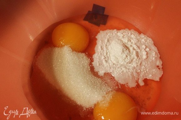 Смешать молоко и воду, подогреть до теплого состояния, добавить яйца, ванильный сахар, соль, сахар, разрыхлитель, перемешать венчиком. Постепенно добавить просеянную муку. Разделить тесто на три части, перелив его в три емкости.