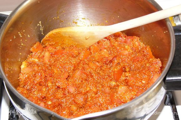 Добавить в кастрюлю помидоры и 1 ст. ложку томатной пасты, прожарить, помешивая, еще минуту.