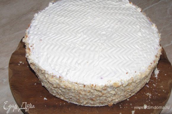 Бока торта обсыпать бисквитной крошкой или молотыми орехами, по желанию.