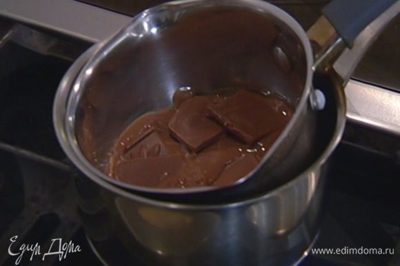 Шоколад растопить на водяной бане.