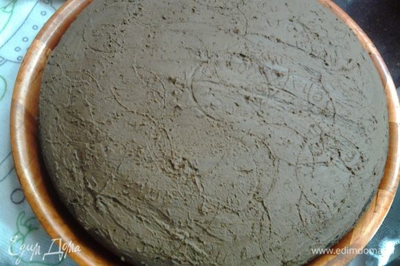 Остывший пирог осторожно перенести на блюдо, равномерно нанести ганаш.