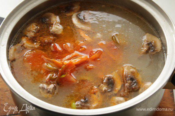 Добавить к супу обжаренные овощи, на медленном огне поварить суп еще минут 15-20 мин. Дать постоять.