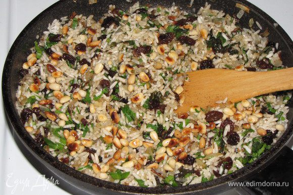 Обжарить орехи на сухой сковороде и добавить их к рису.