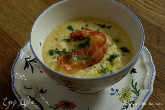 Готовый суп разлить в тарелки, посыпать кинзой и украсить ломтиками бекона.