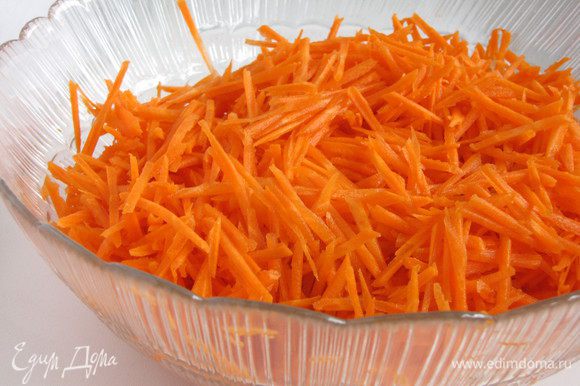 Морковь очистить и натереть на корейской терке.
