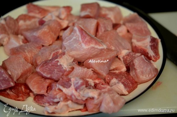 Нежную часть свинины, такую, как вырезка, разрежем на крупные кусочки.