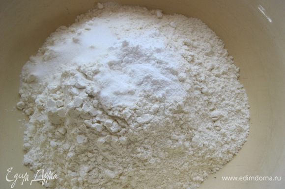 В миске смешать муку, соль, сахар, соду, разрыхлитель, ванилин или ваниль.