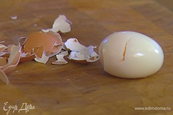 Яйцо отварить, затем почистить и отделить белок от желтка.