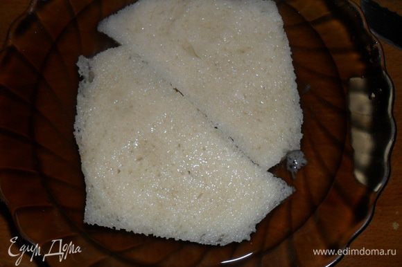 У двух ломтиков хлеба обрежьте корку и замочите в воде или молоке.