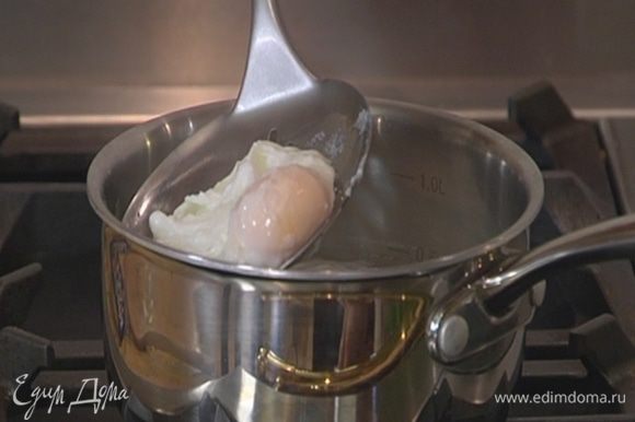 Приготовить яйца пашот: в небольшой кастрюле вскипятить воду, влить уксус, сделать венчиком воронку и влить одно яйцо. Варить до готовности, затем выложить на бумажное полотенце. Так же приготовить второе яйцо.