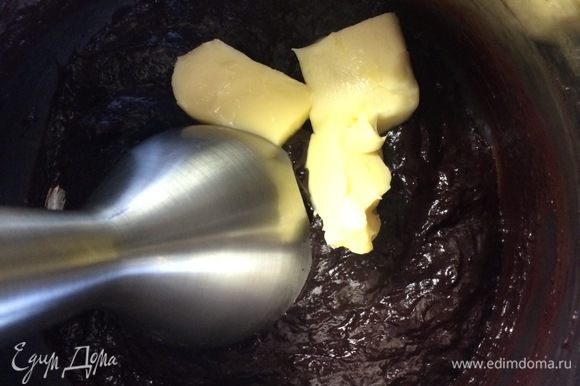 Соединить чернику и шоколад. Пробить погружным блендером до однородности. Сливочное масло разделить на 5-6 кусочков и вводить за один раз – один кусочек масла. Каждый раз пробивать погружным блендером.