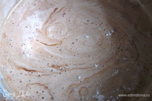 Растопить шоколад на водяной бане, снять с водяной бани, смешать с маслом. Добавить во взбитые яйца шоколад.