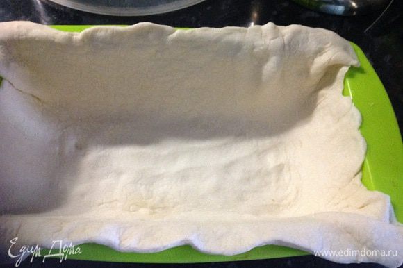 Раскатываем слоеное тесто и выкладываем в силиконовую форму для кекса таким образом, чтобы можно было закрыть наш кекс после начинки.