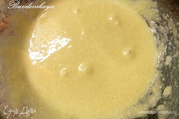 Отделяем белки от желтка и пока отставляем в сторону. Желтки растираем с сахаром и добавляем в тесто. Снова перемешиваем.