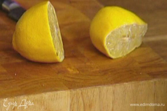 Из двух половинок лимона выжать сок.