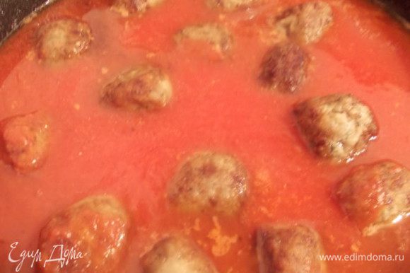 Отдельно тушим луковицу в сливочном масле до мягкости и вливаем томат или томатный сок. Доводим до кипения, солим и перчим. Отправляем наши тефтельки в соус и тушим под крышкой еще минут 10.