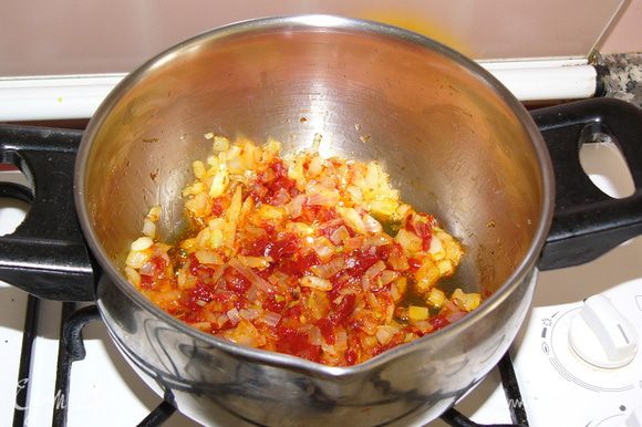 Когда лук начнет зарумяниваться, добавить 1 ст. л. с горкой хорошей томатной пасты. Если в качестве ее вы сомневаетесь или смущает ее изначальный вкус (например, кислый), замените ее тремя спелыми помидорами. Обжарить пасту или помидоры пару минут с луком.