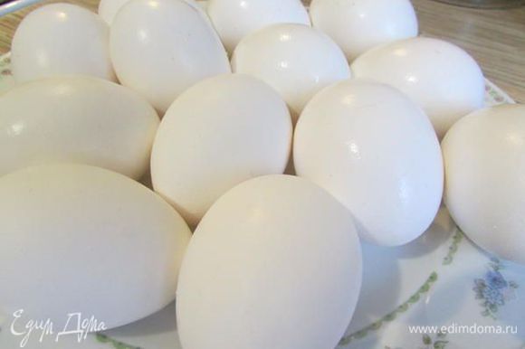 Главное, достать яички из холодильника за час до покраски!!! Яйца осмотреть, чтобы не было трещин, хорошо вымыть. Указала в рецепте 10 яиц, но вы можете покрасить сколько угодно.