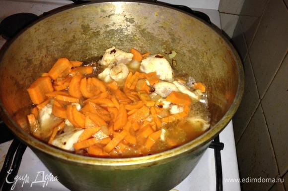 В сотейнике разогреть растительное масло. Добавить лук и обжарить до золотистого цвета. Добавить курицу. Обжарить со всех сторон. Добавить морковь, перемешать. Через 3 минуты влить 1 стакан воды, посолить и варить минут 10.